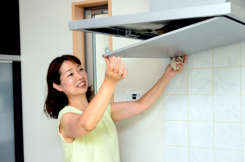 3ヶ月に1度(年4回)を目安に、レンジフードの中のお手入れ