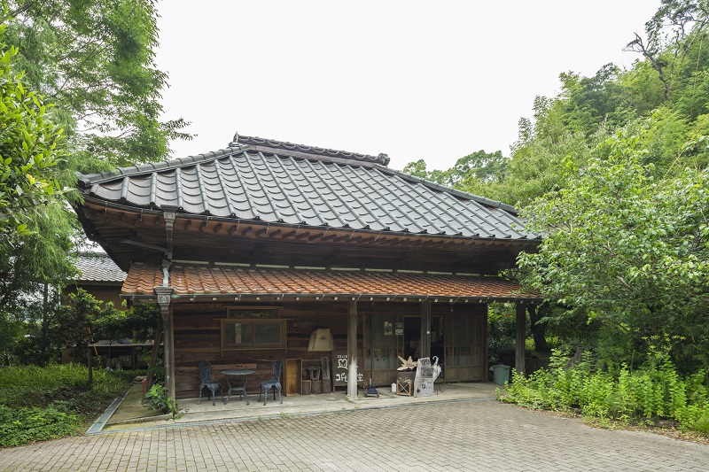 敷地内には納屋を改装した図書館も