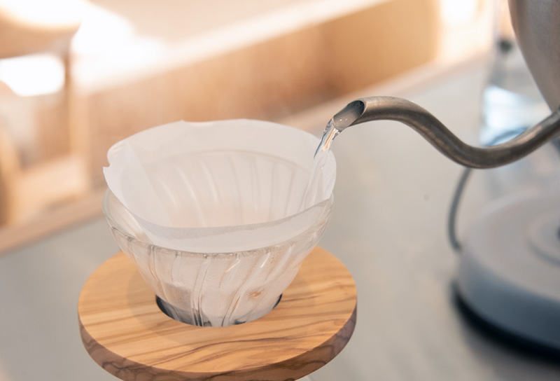 湯通しするため、1にお湯100gほどを注ぎ、お湯が落ちきったらサーバーにたまったお湯を捨てる。