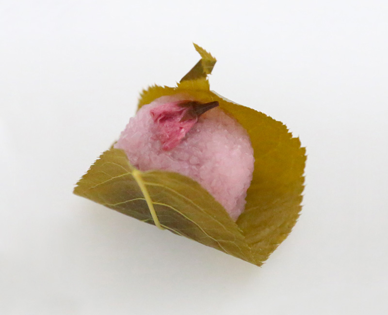 桜の花びらと桜葉の塩漬けが組み合わされた定番中の定番「桜餅」。季節商品（300円）。写真提供：亀屋良長