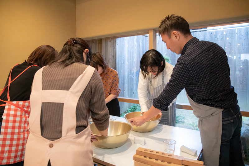 Uchu wagashi寺町本店では、落雁の手づくり体験ワークショップが定期的に開催されている。
