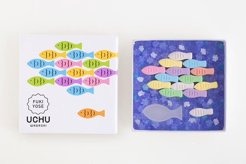 夏限定の商品。魚型の落雁と金平糖入り。いわゆる贈答用ではなく、個人で楽しむためにパッケージも小さくして、視覚でも楽しめるように工夫している。uchu wagashi「swimmy」（1388円）。写真提供：Uchu wagashi