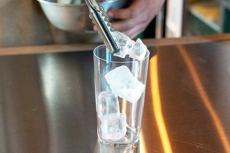 氷をグラスにたっぷり入れる。