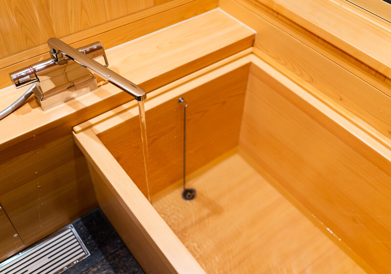 ヒノキは湿気に強く、水はけがいいため、浴槽材に適している。しかしヒノキ材は高価なため、ヒノキ風呂も「高級」というイメージが先行する。 