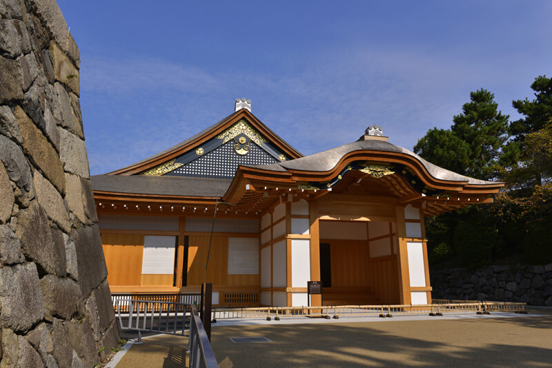 伝統的な社寺・城郭建築にヒノキは欠かせない。2018年に再建された名古屋城本丸も、ヒノキ材を使ったことで話題になった。災害がなければ1000年間は持ちこたえるだろう。
